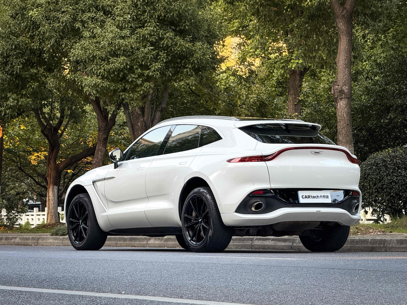 Aston Martin DBX 2022