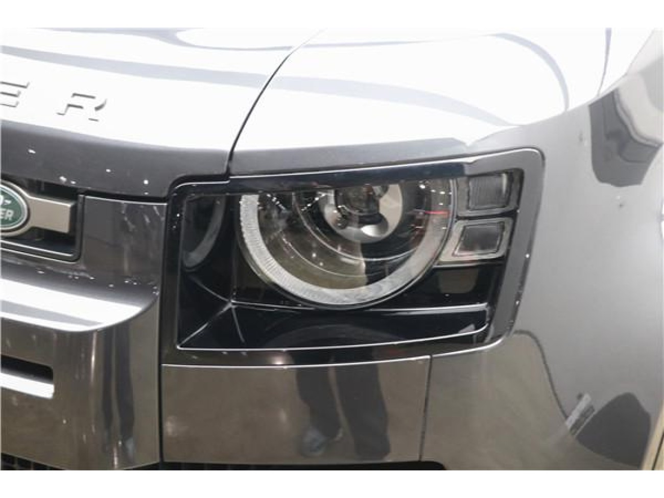 Land Rover Defender 2024