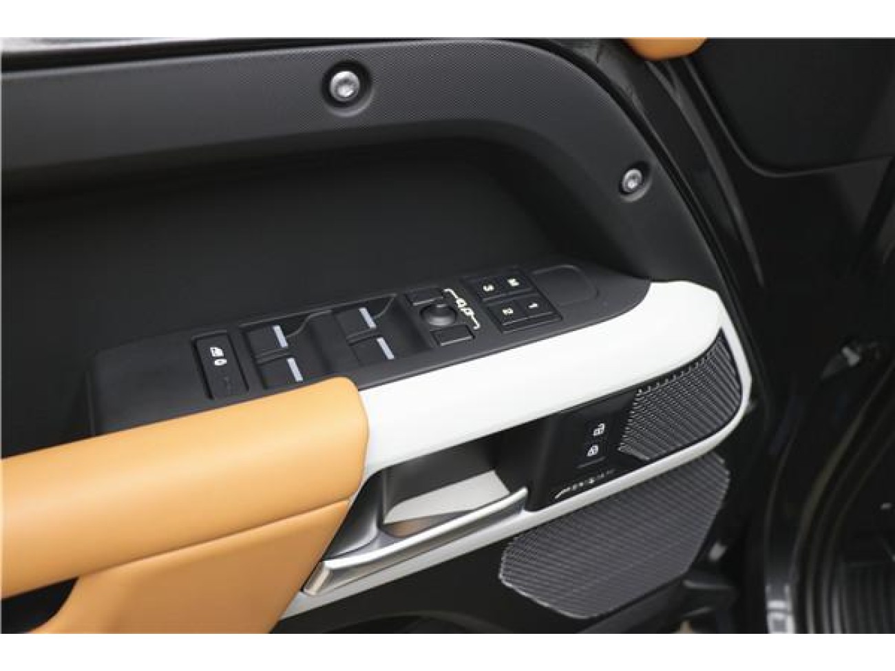 Land Rover Defender 2024