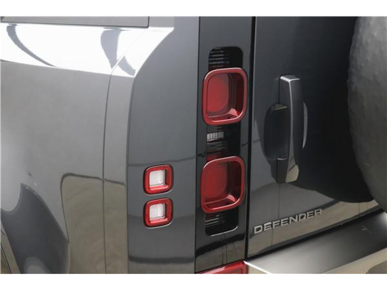 Land Rover Defender 2024