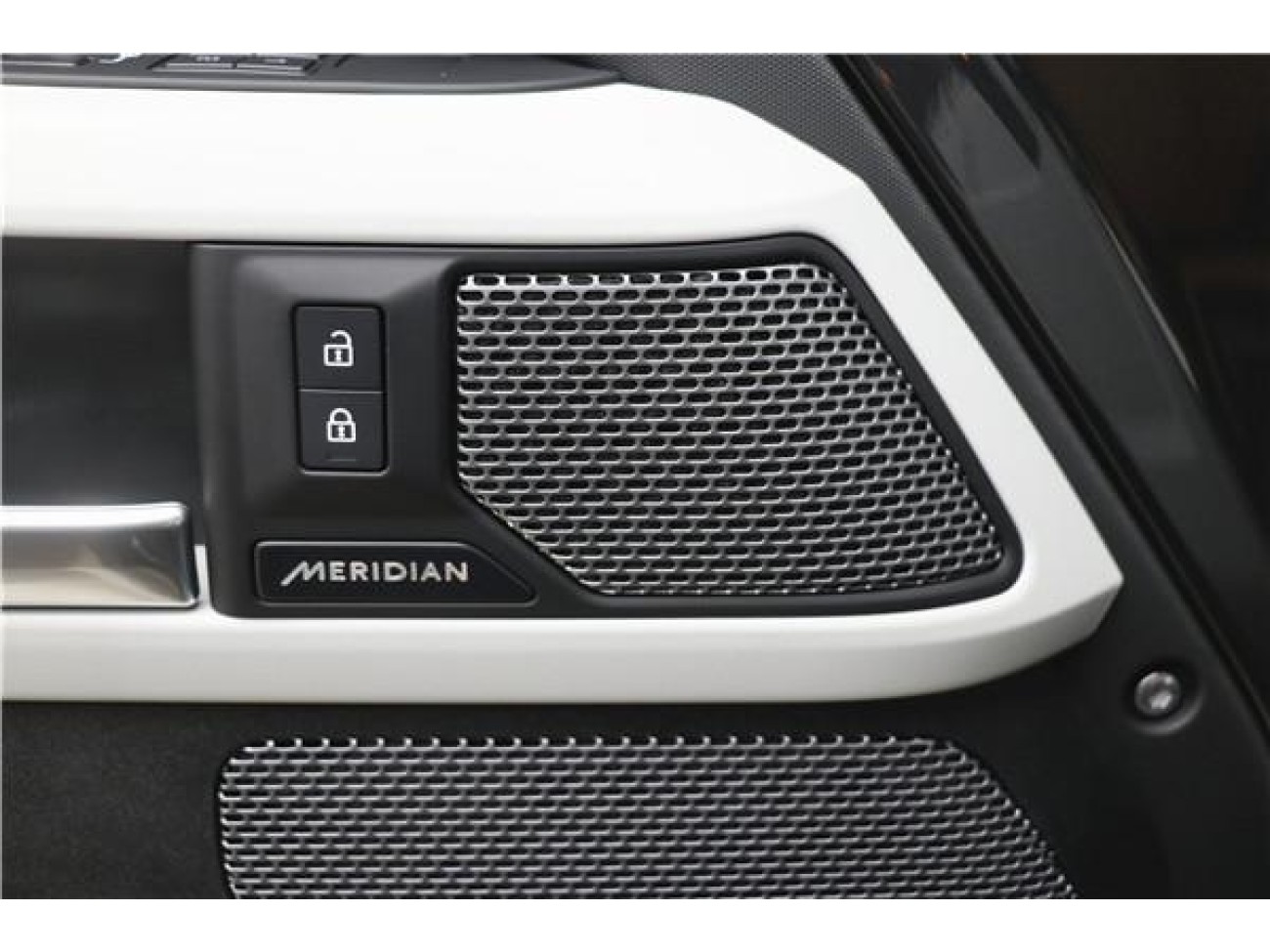 Land Rover Defender 2024