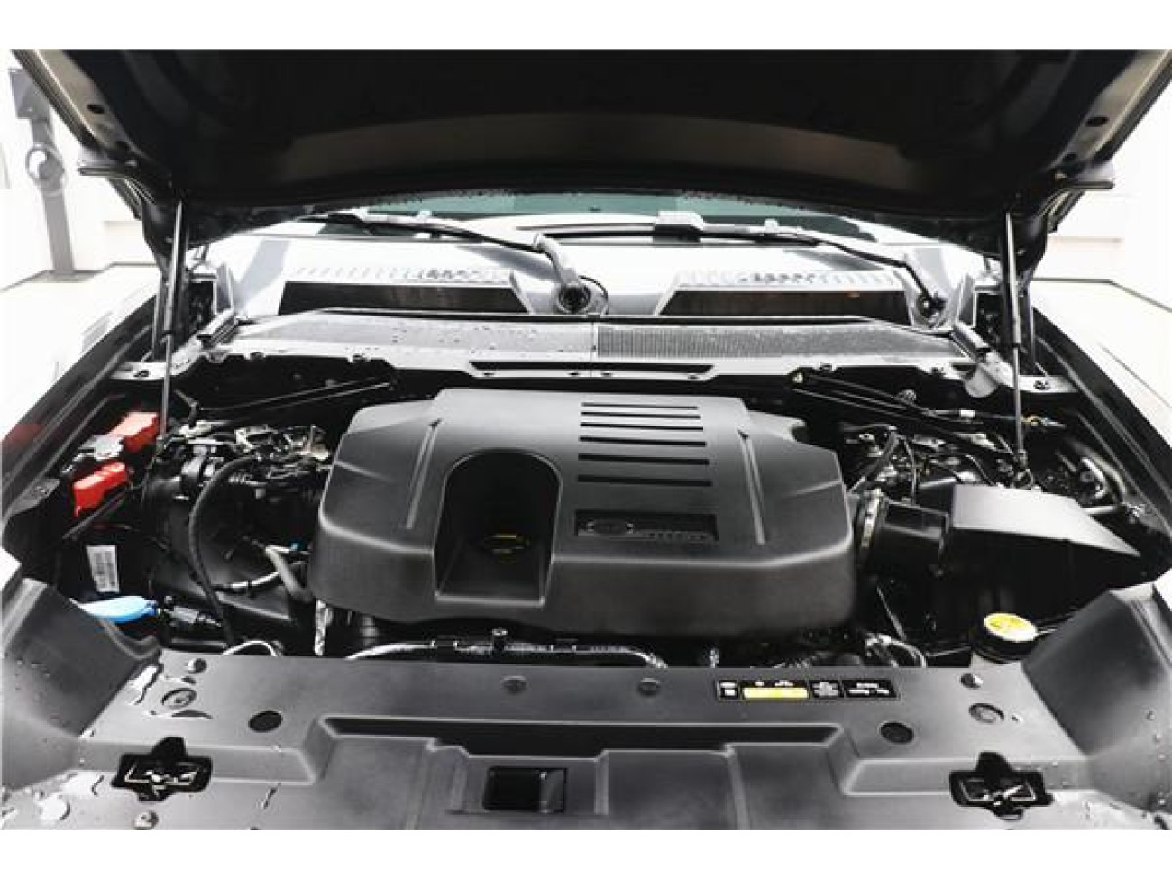 Land Rover Defender 2024