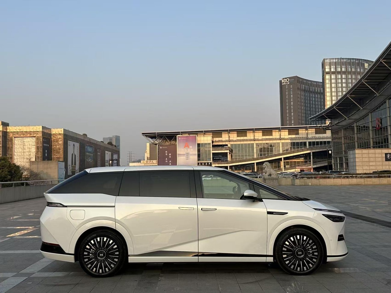 Xpeng X9 2025