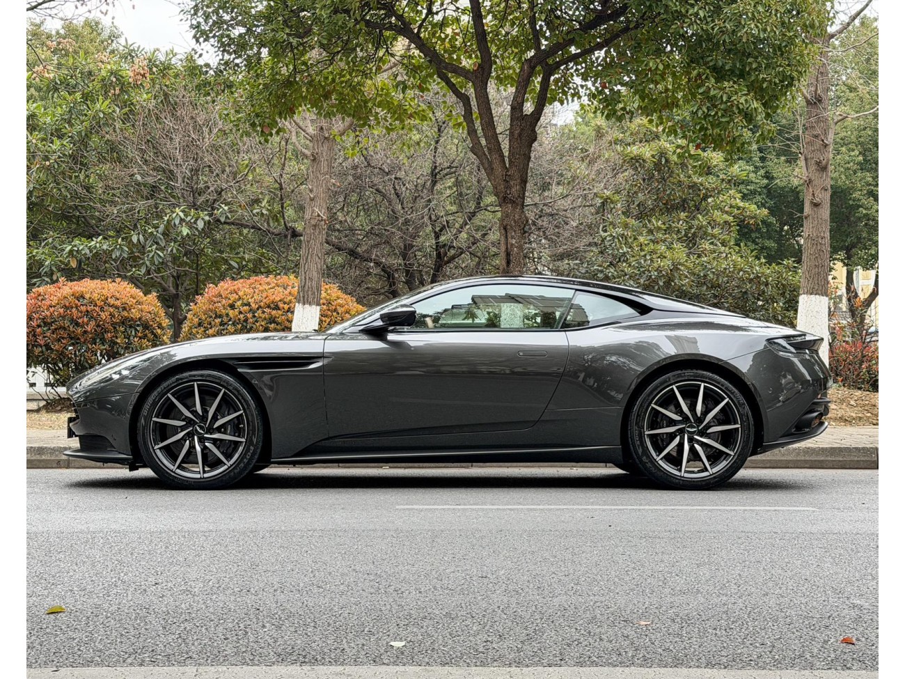 Aston Martin DB11 2019