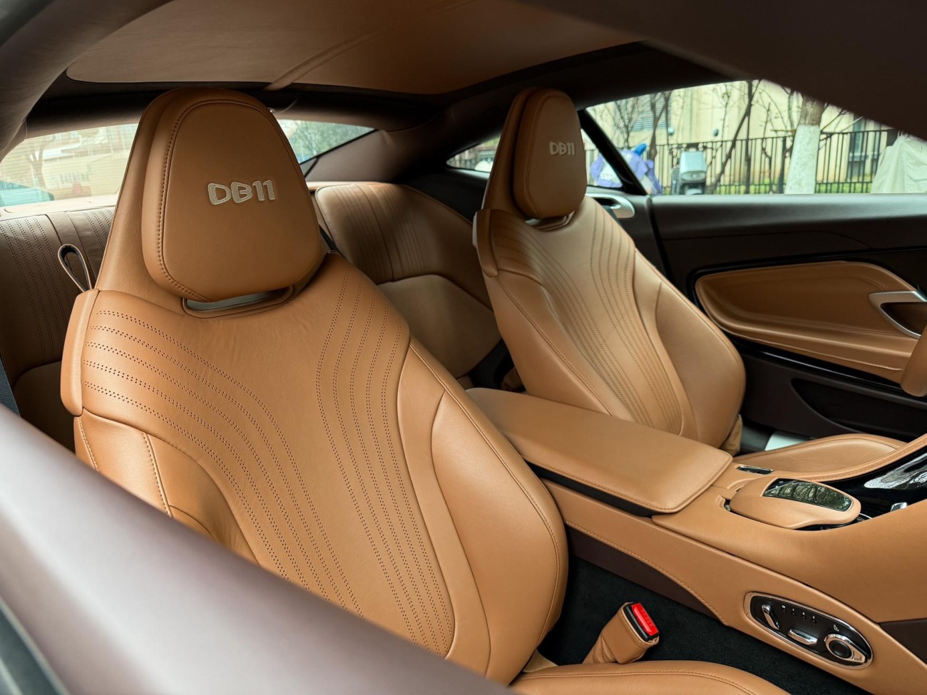 Aston Martin DB11 2019