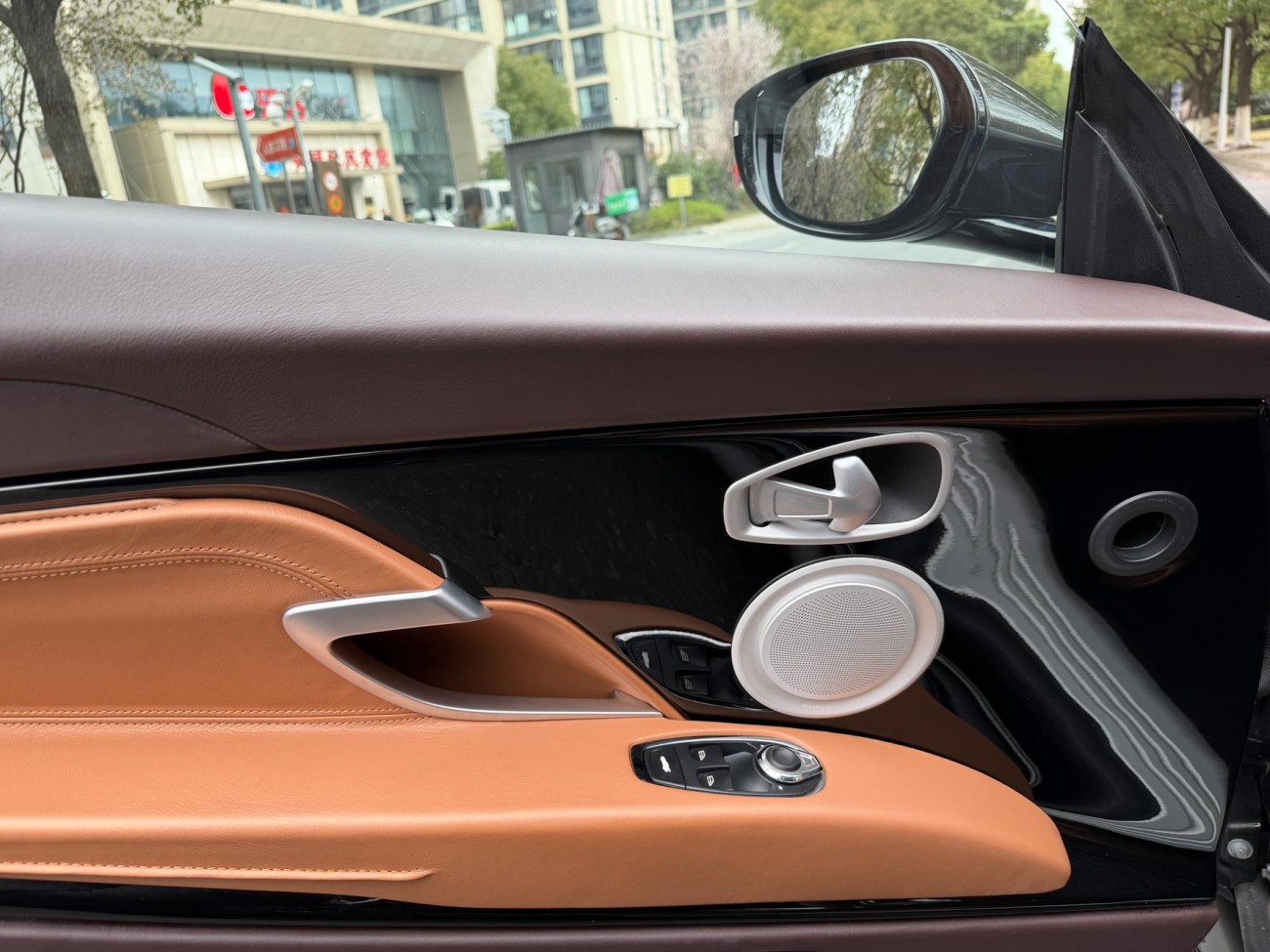 Aston Martin DB11 2019