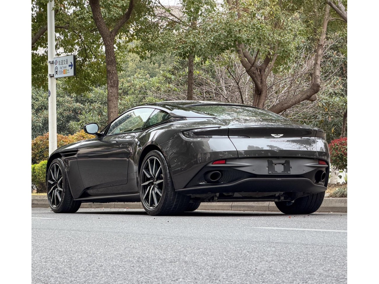 Aston Martin DB11 2019