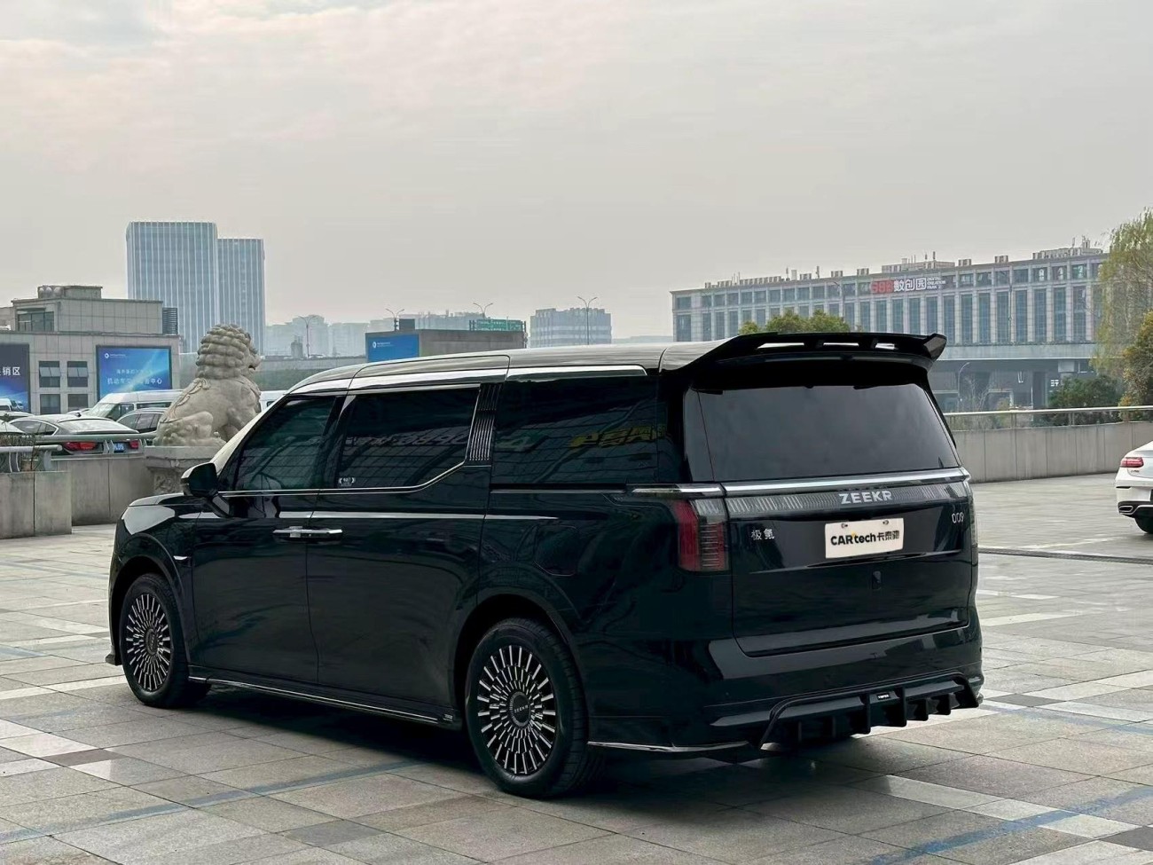 Zeekr 009 2025