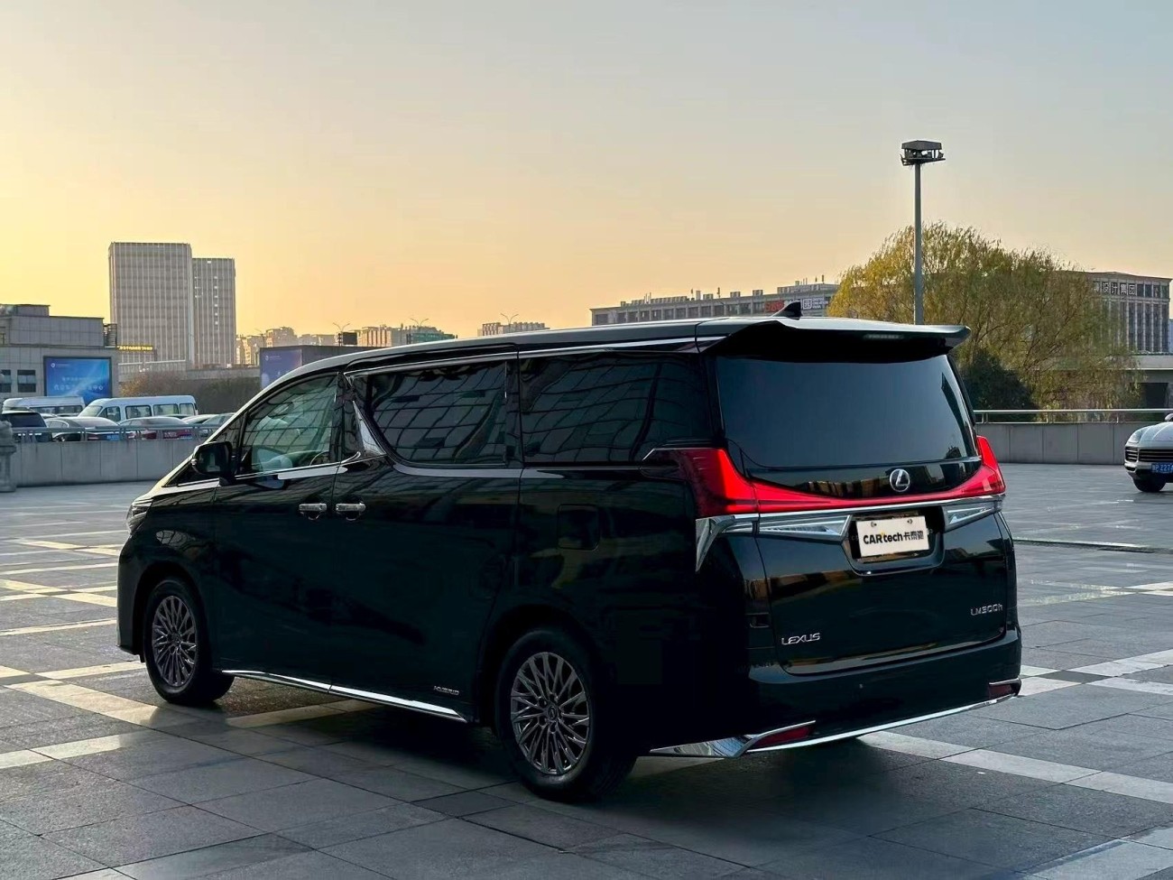 Lexus LM 300h 2022