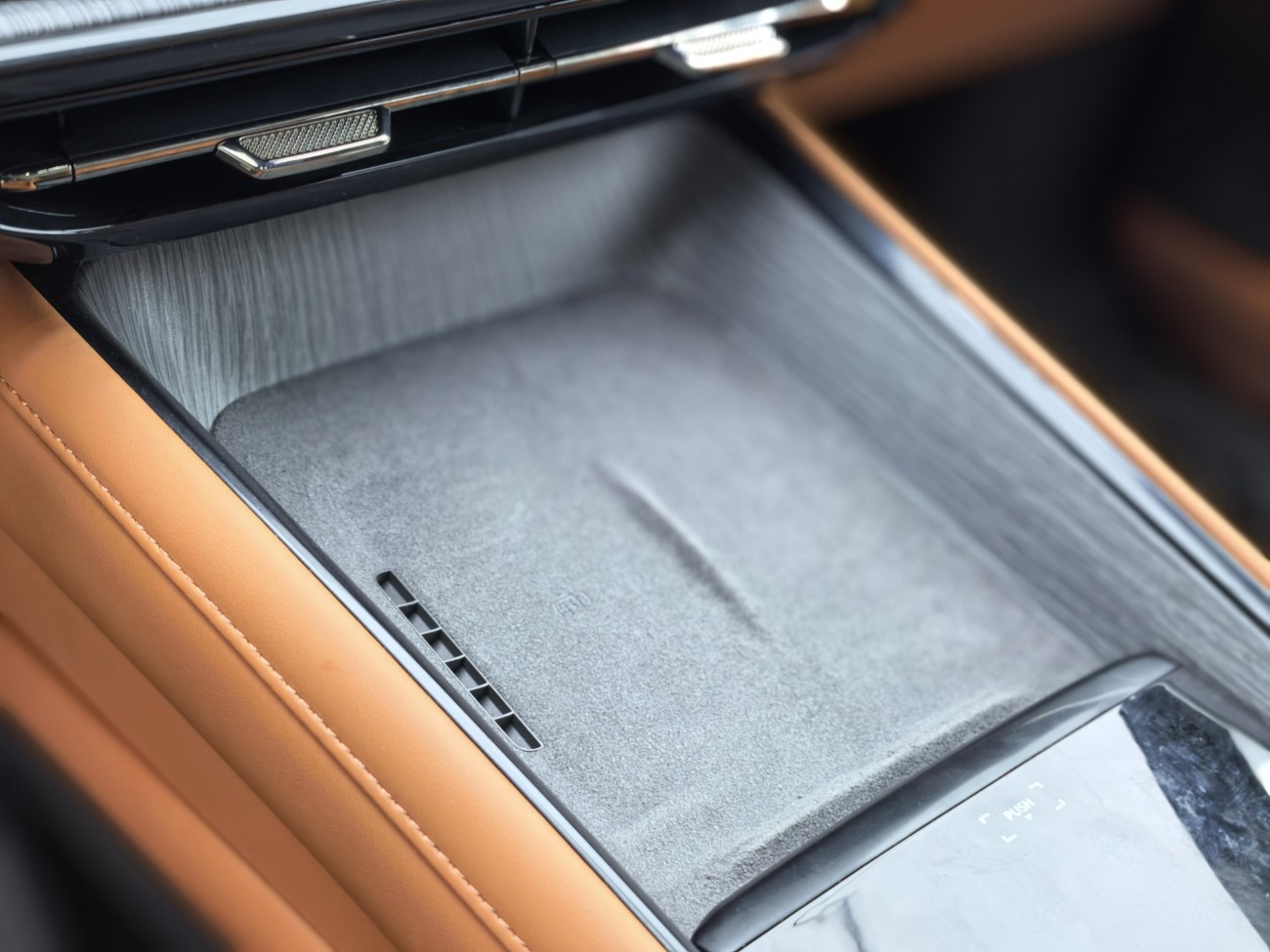 Dongfeng eπ007 2024