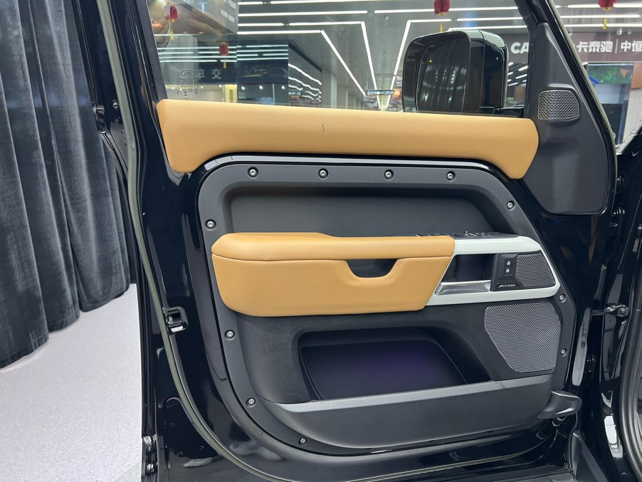 Land Rover Defender 2023