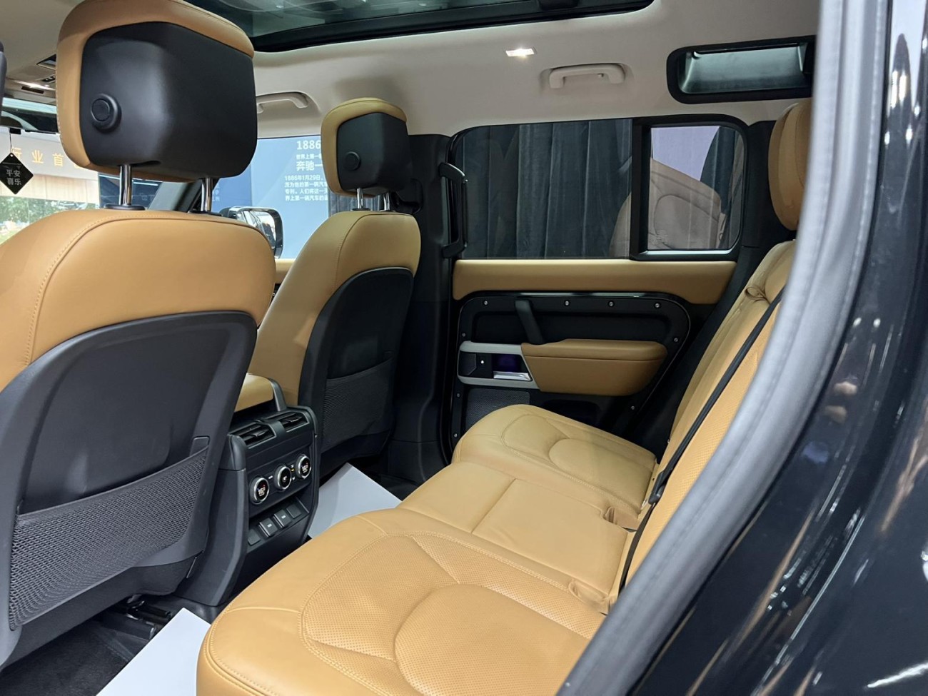 Land Rover Defender 2023