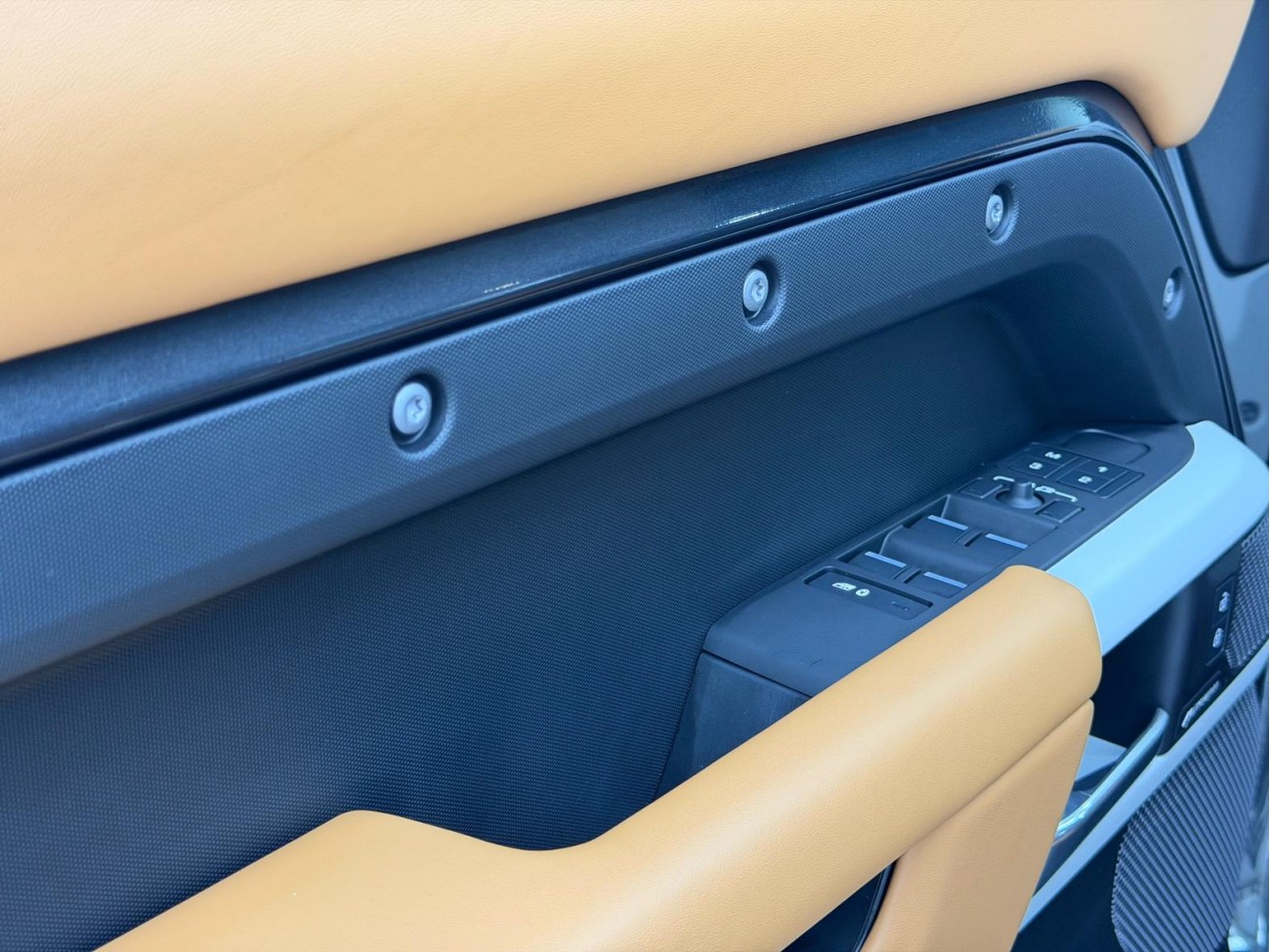 Land Rover Defender 2023
