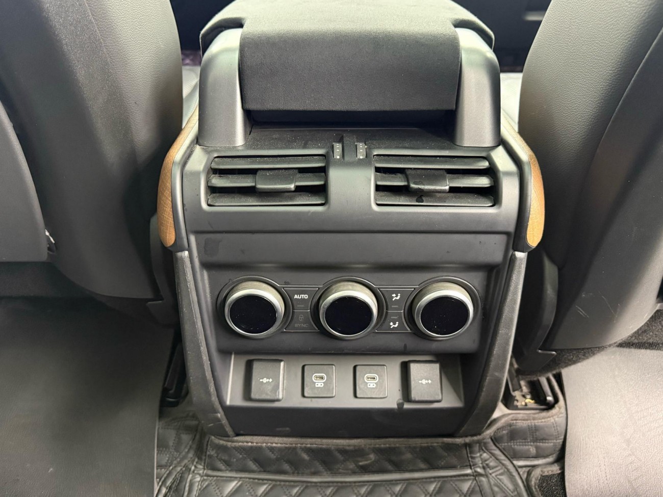Land Rover Defender 2021