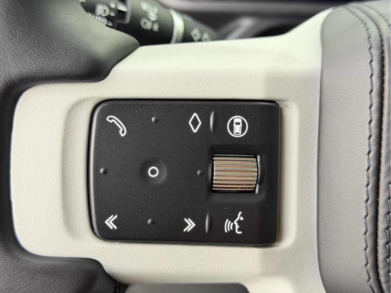 Land Rover Defender 2023