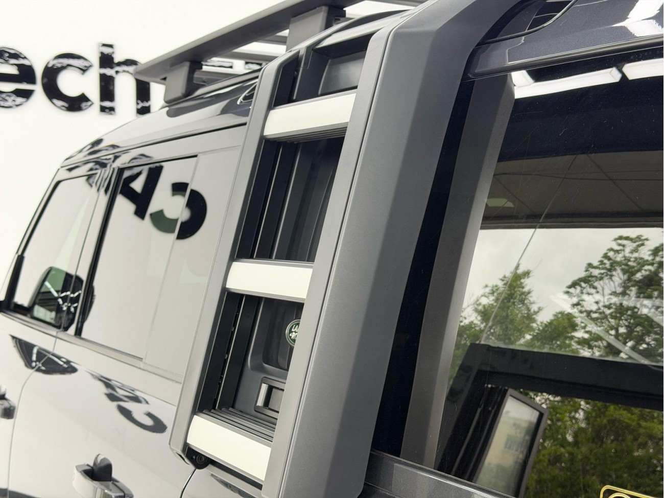 Land Rover Defender 2023