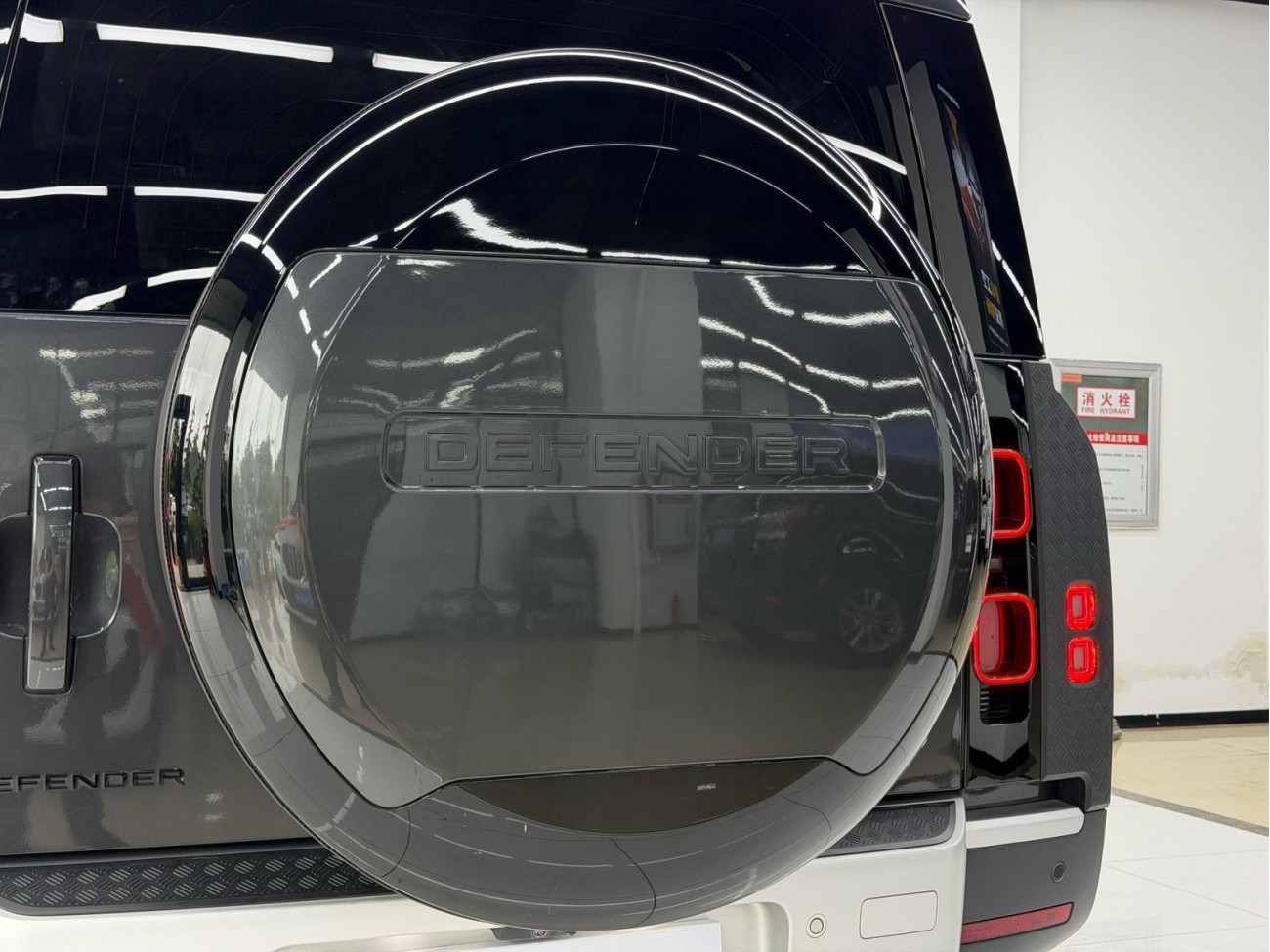 Land Rover Defender 2023