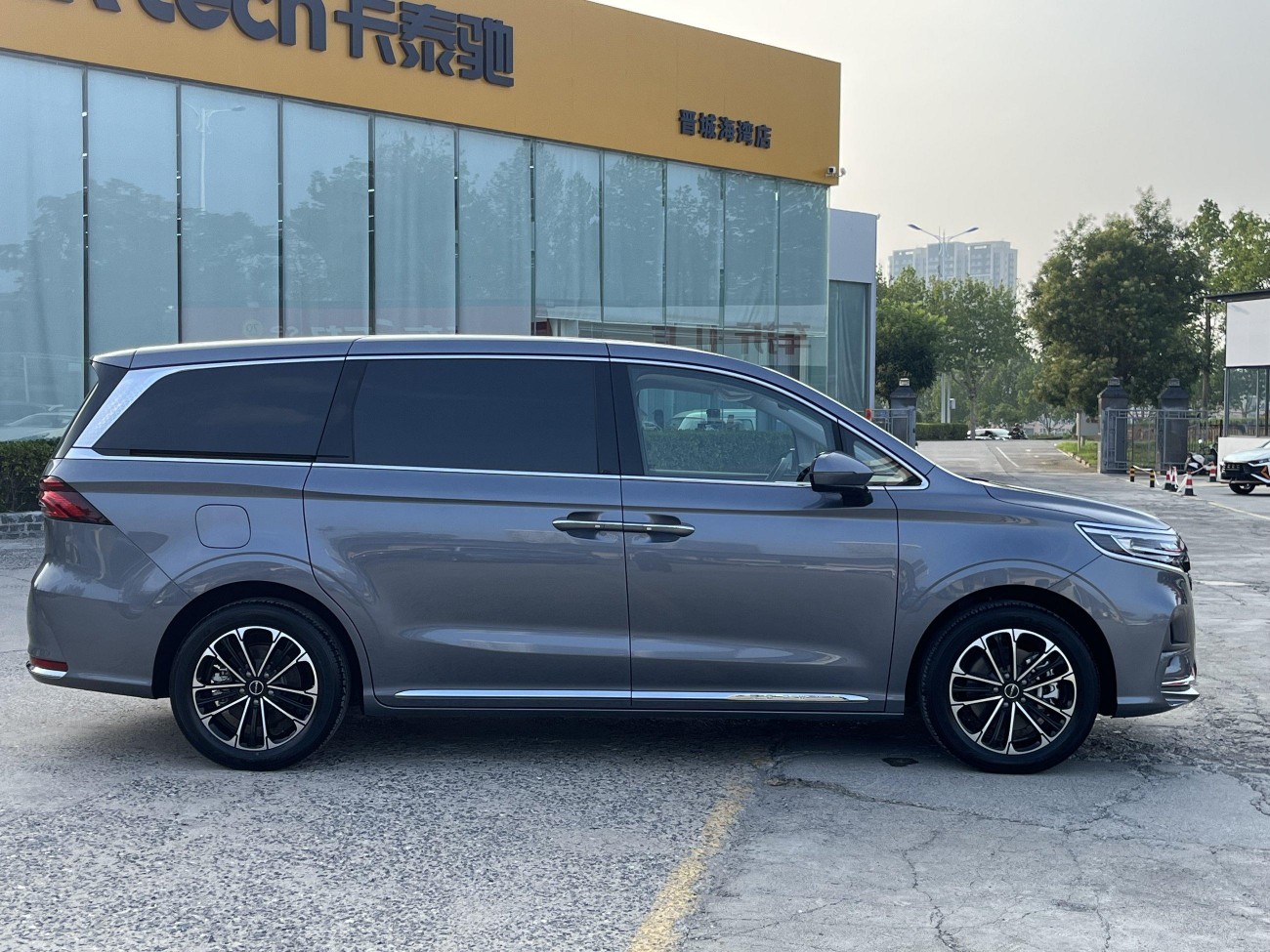 Roewe iMAX8 2024