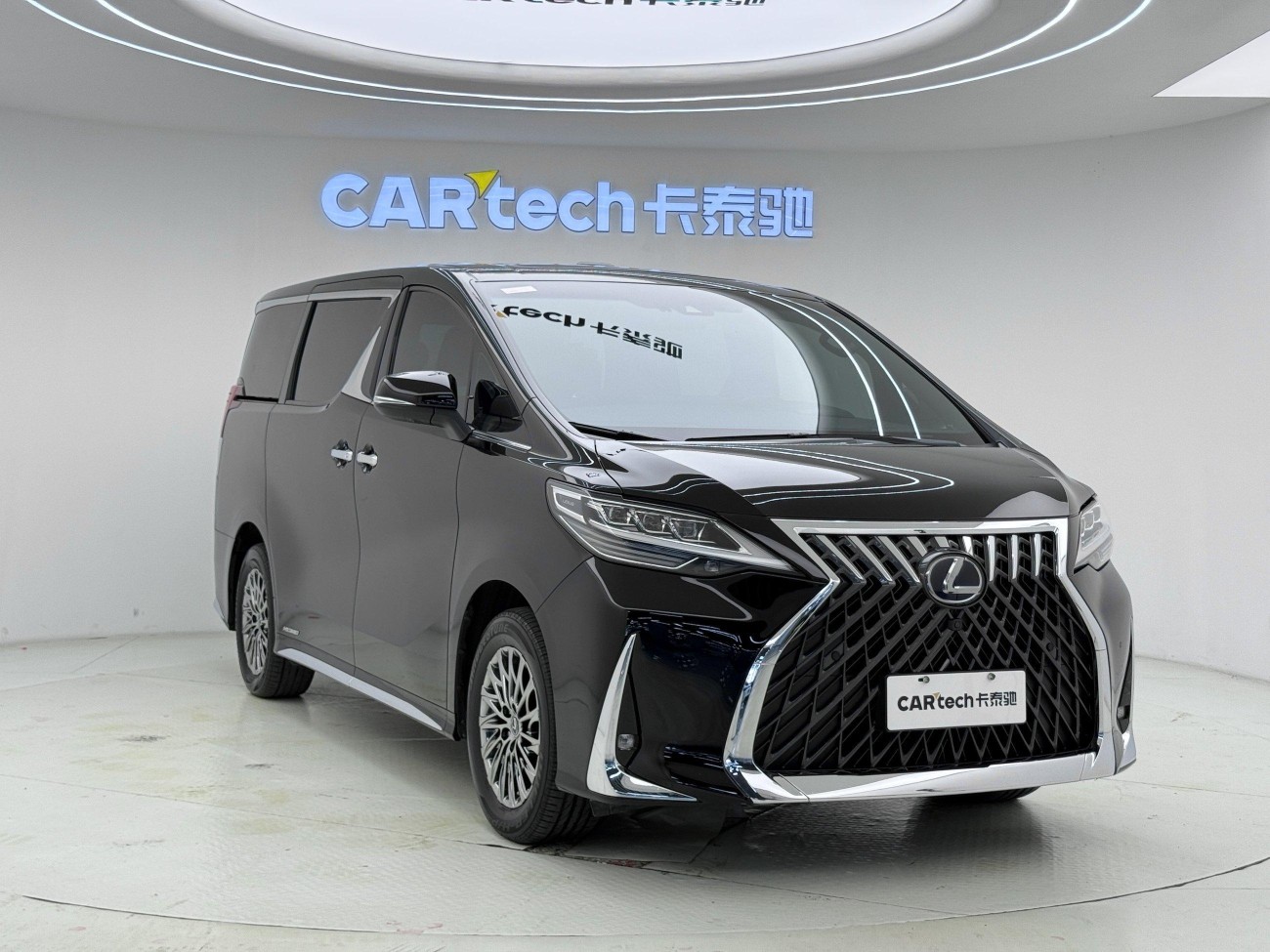 Lexus LM 300h 2023