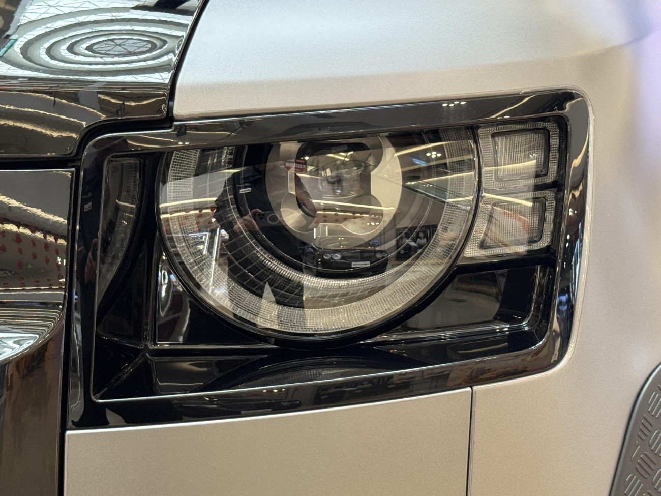 Land Rover Defender 2024