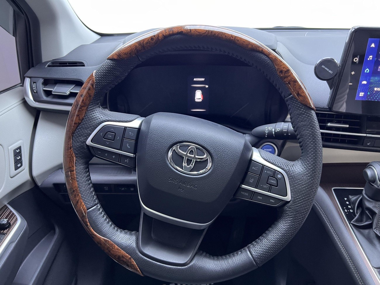Toyota Granvia 2023