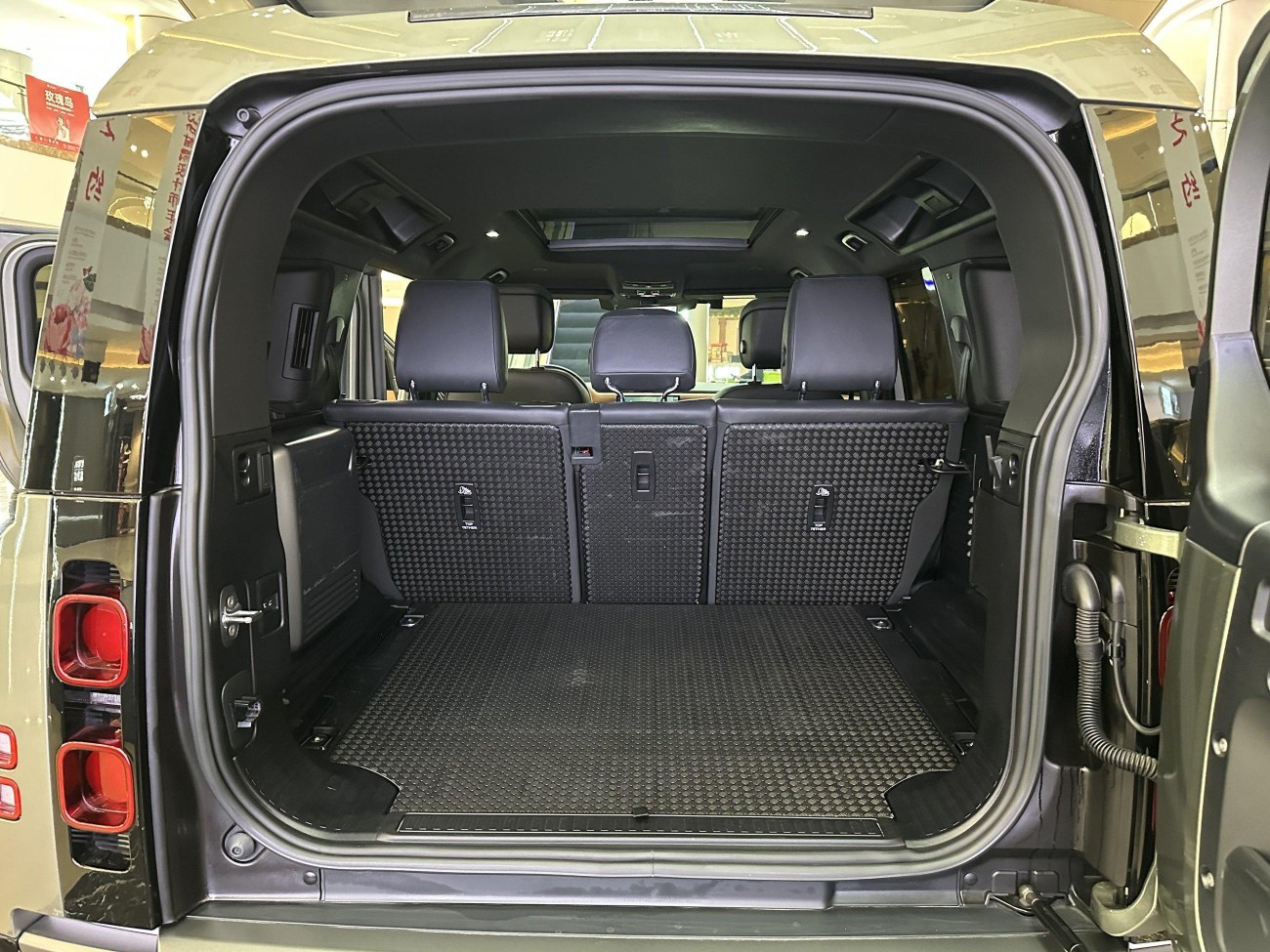 Land Rover Defender 2023
