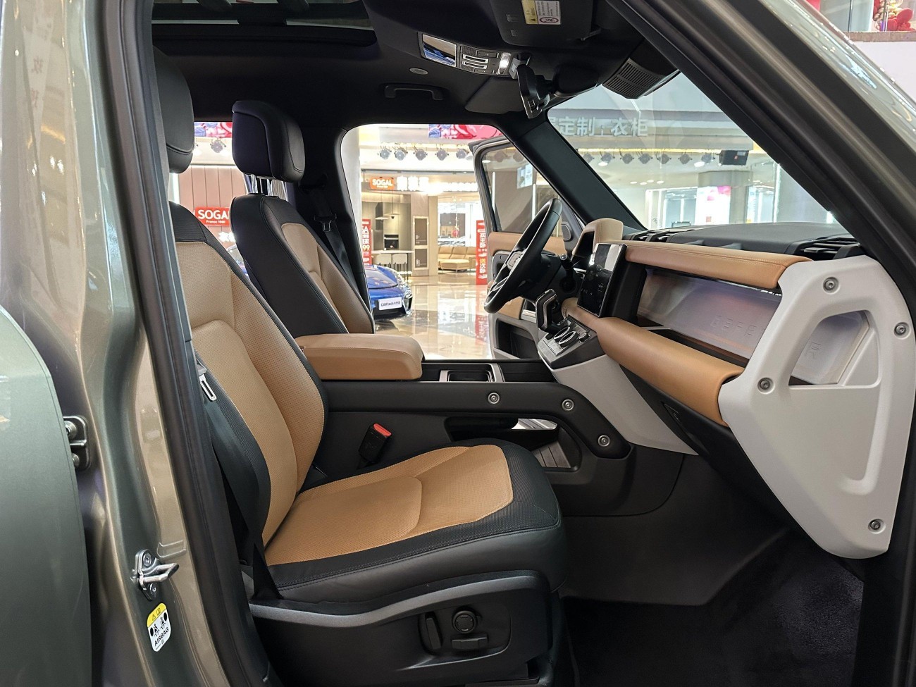 Land Rover Defender 2023