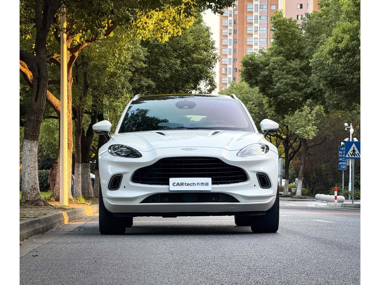 Aston Martin DBX 2022