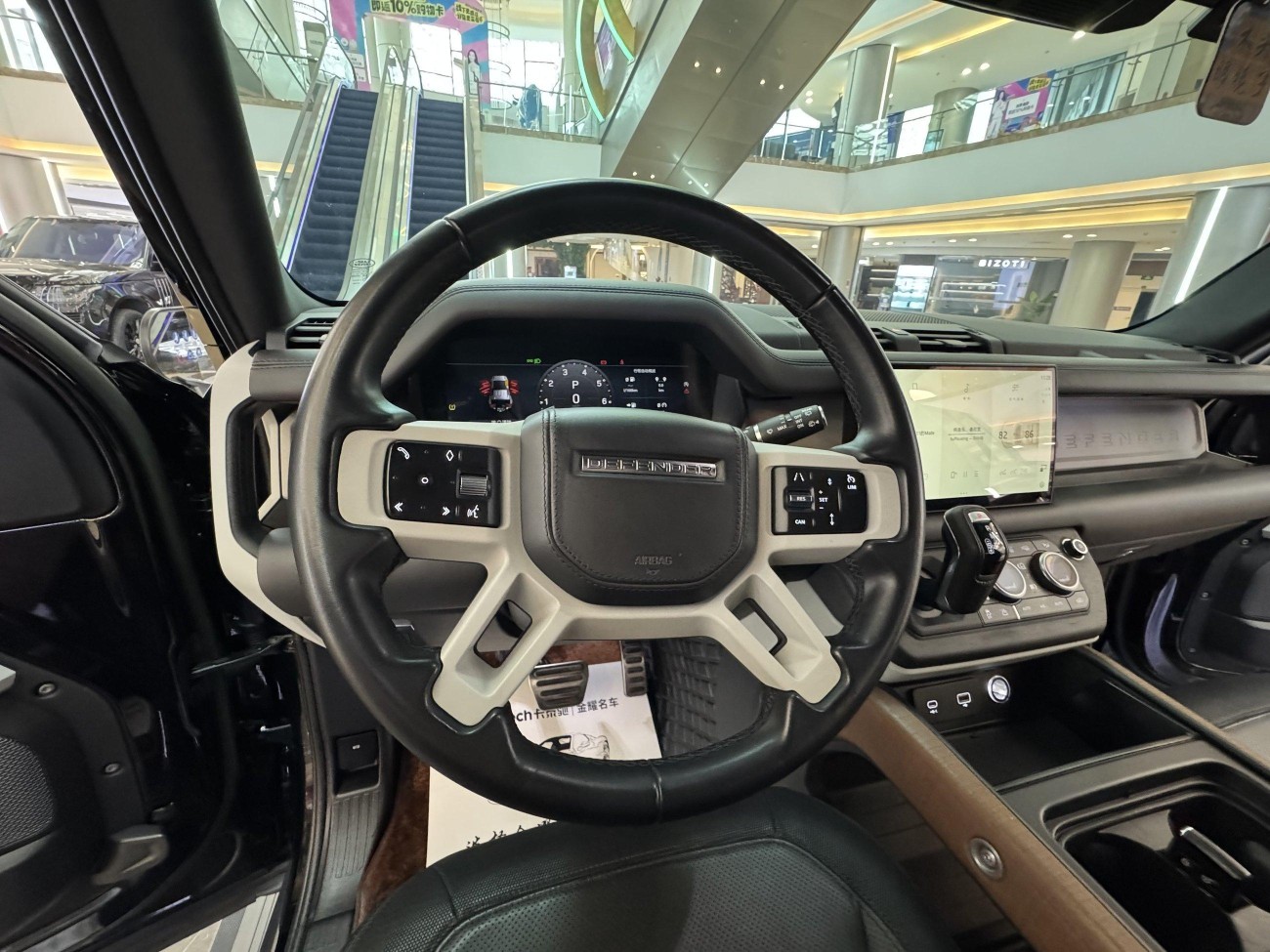 Land Rover Defender 2023