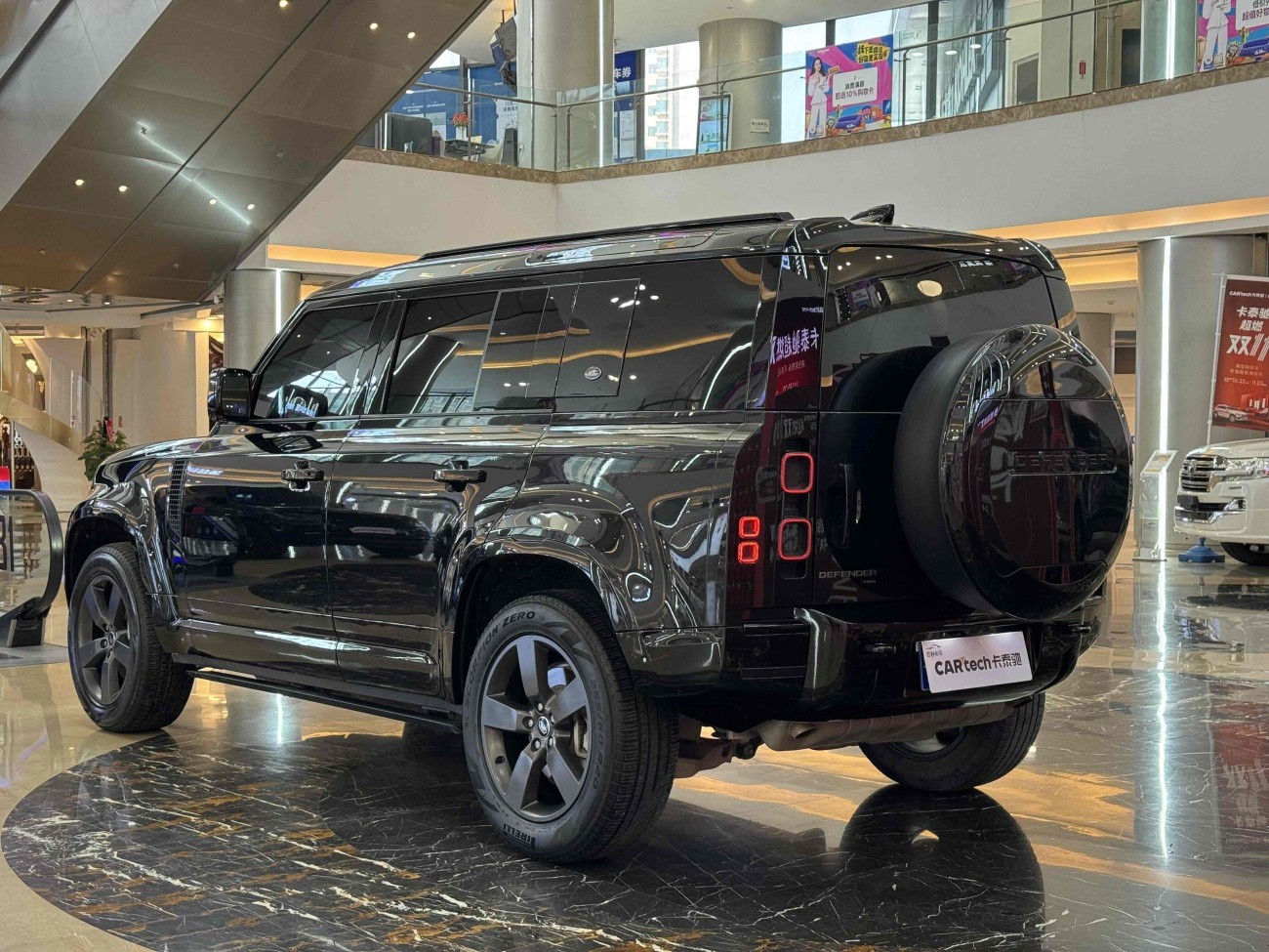 Land Rover Defender 2023