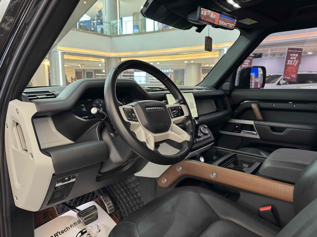 Land Rover Defender 2023