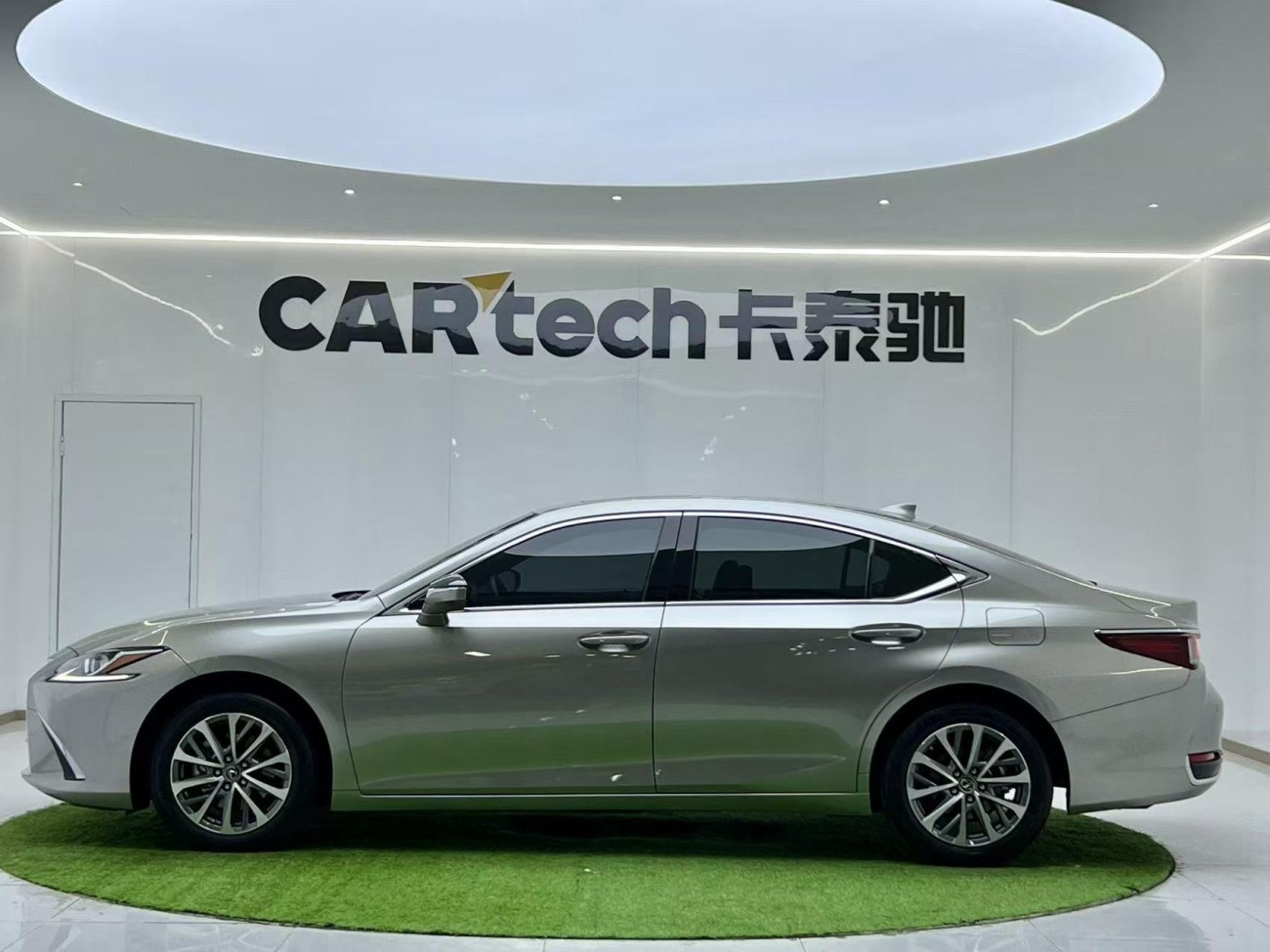 Lexus ES 200 2024