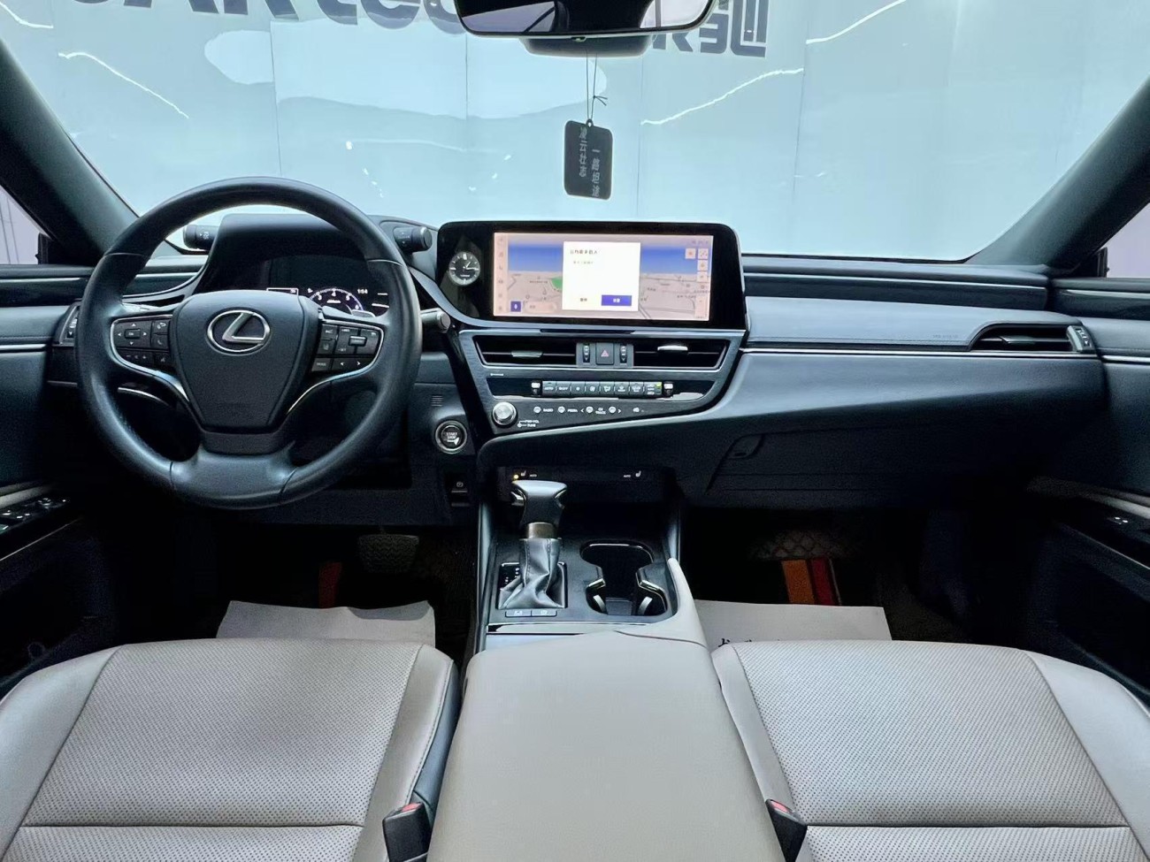 Lexus ES 200 2024