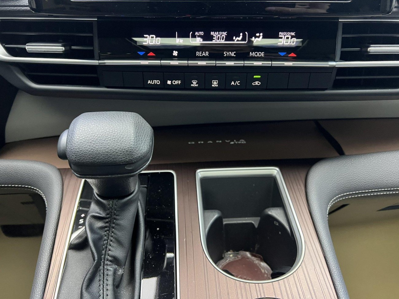 Toyota Granvia 2024