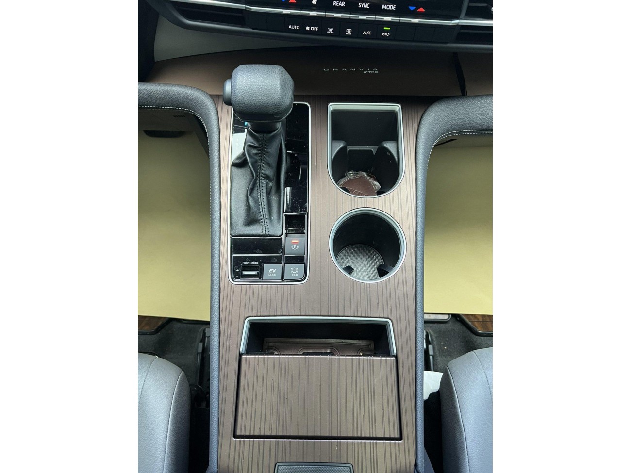 Toyota Granvia 2024