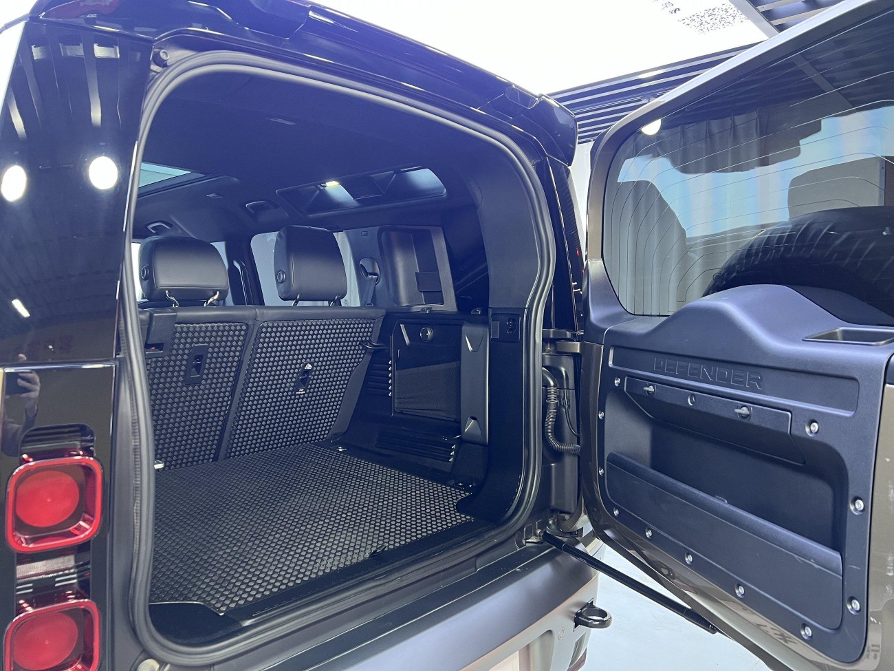 Land Rover Defender 2024