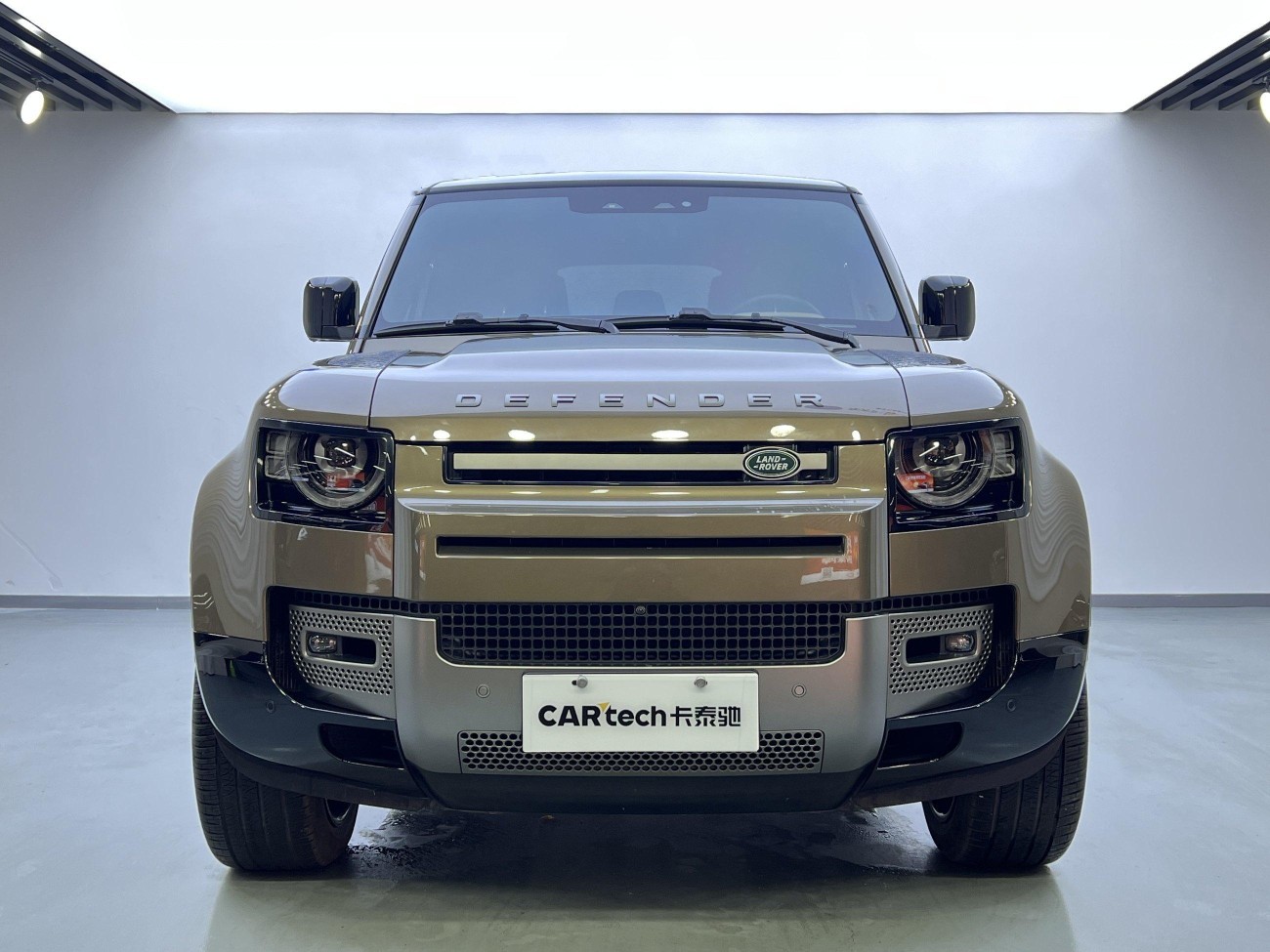Land Rover Defender 2024