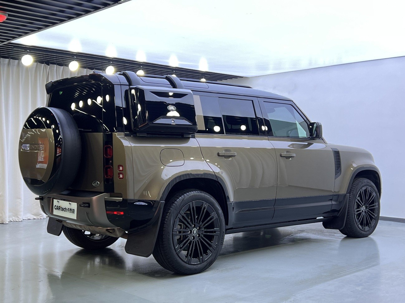 Land Rover Defender 2024