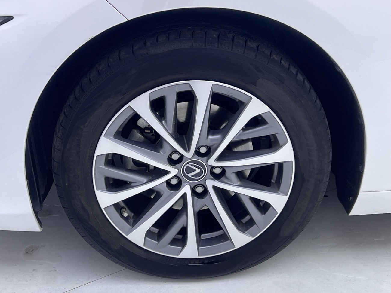 Lexus ES 200 2024