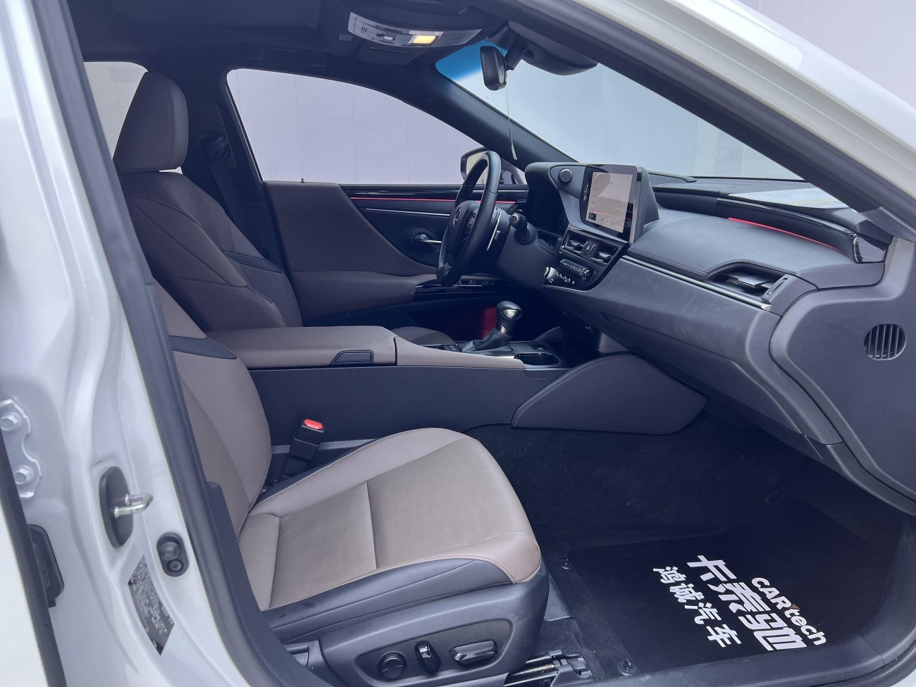 Lexus ES 200 2024