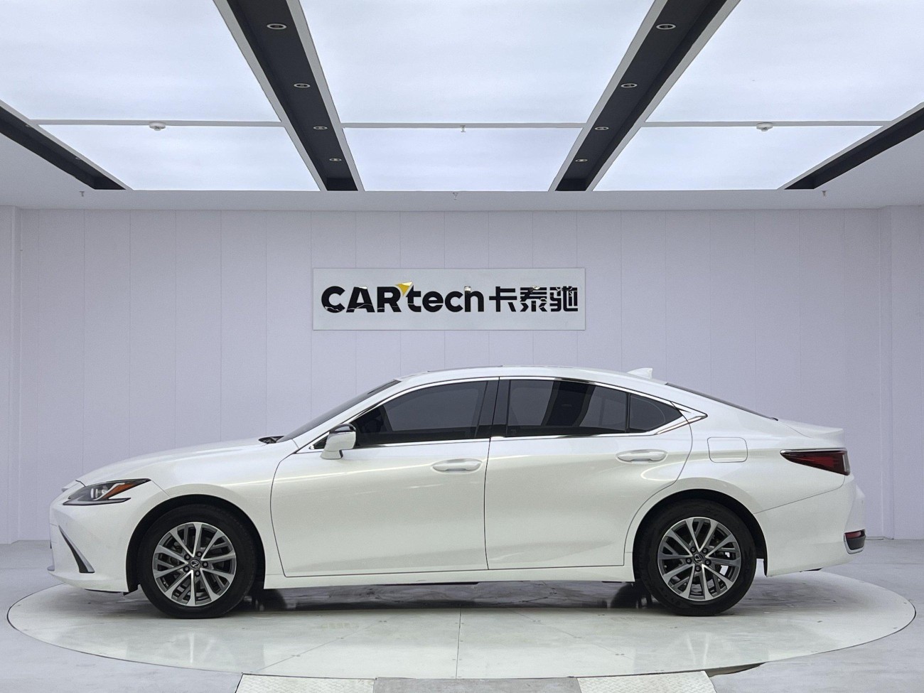 Lexus ES 200 2024