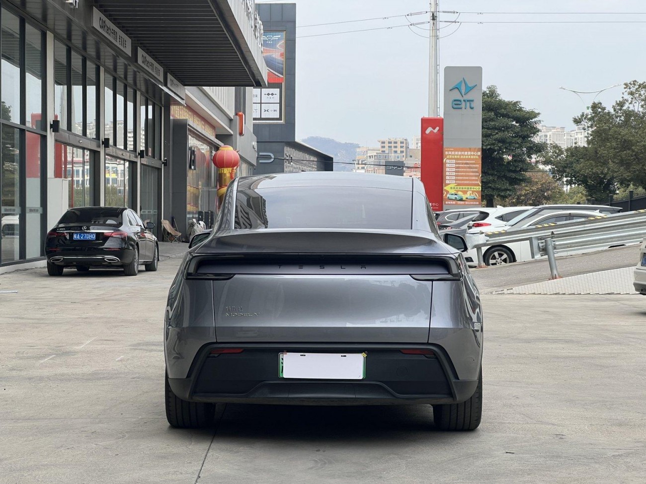 Tesla Model Y 2025