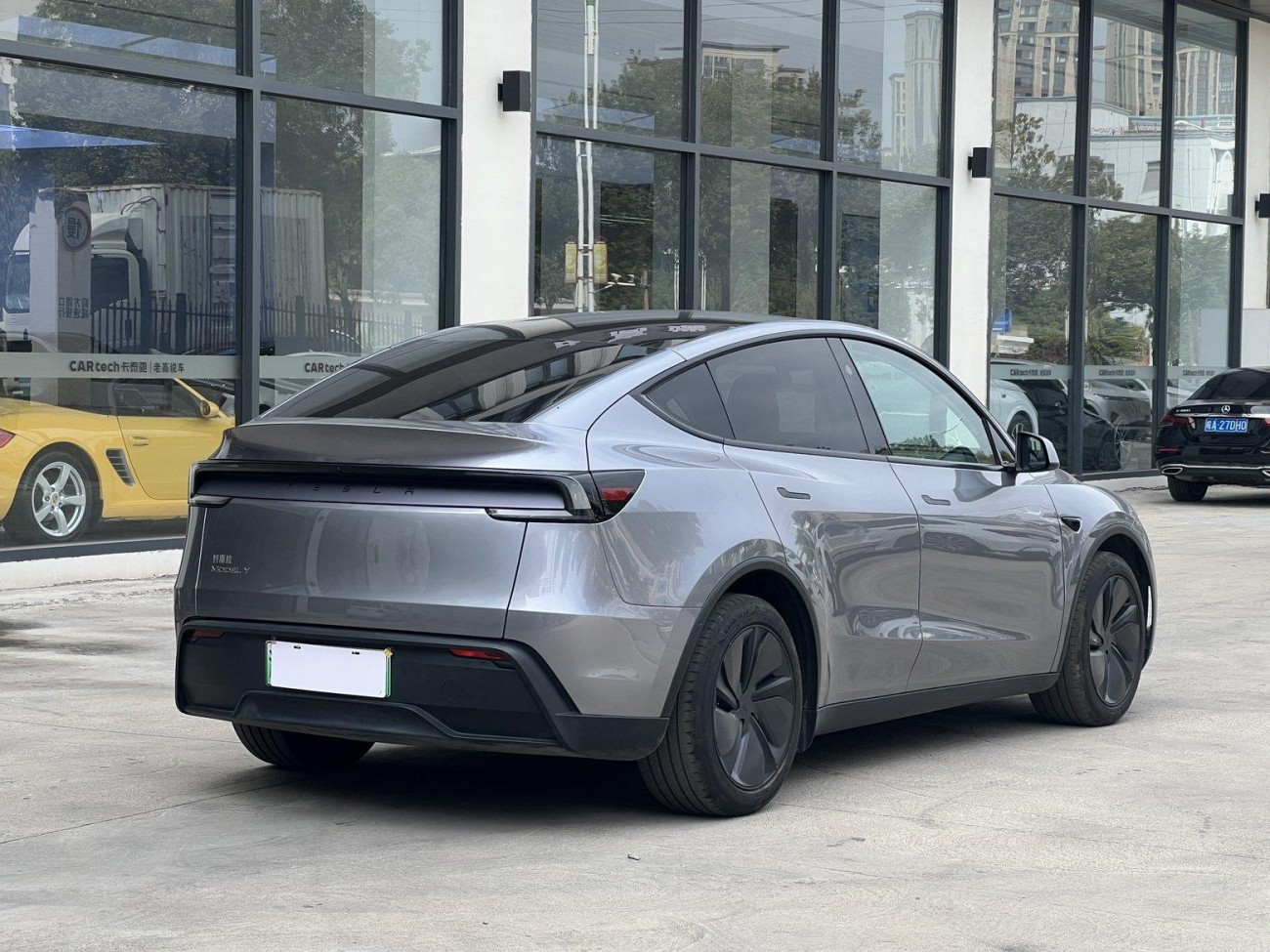 Tesla Model Y 2025