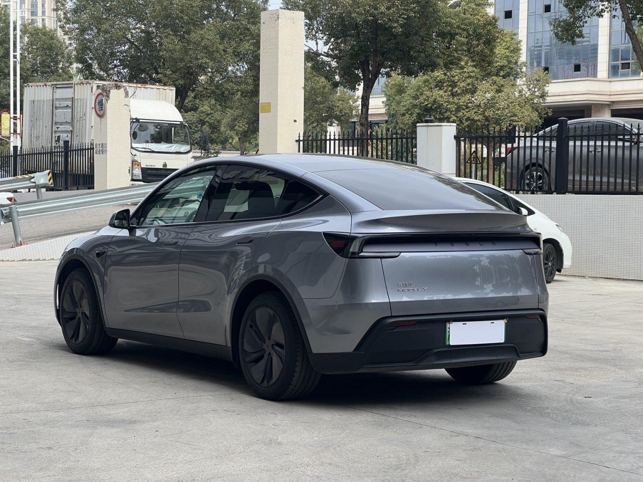 Tesla Model Y 2025