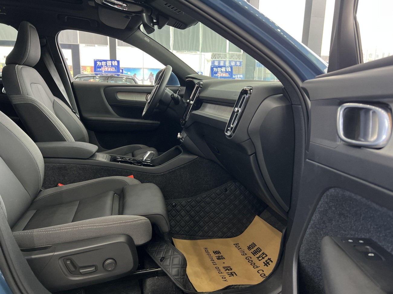 Volvo XC40 2025