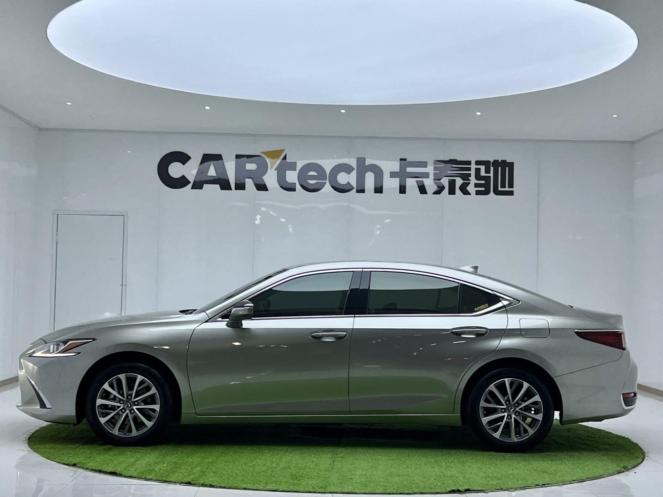 Lexus ES 200 2024