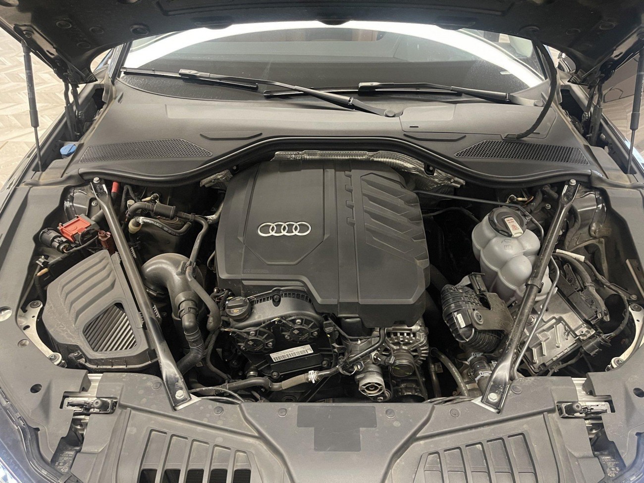 Audi A8L 45 TFSI 2023