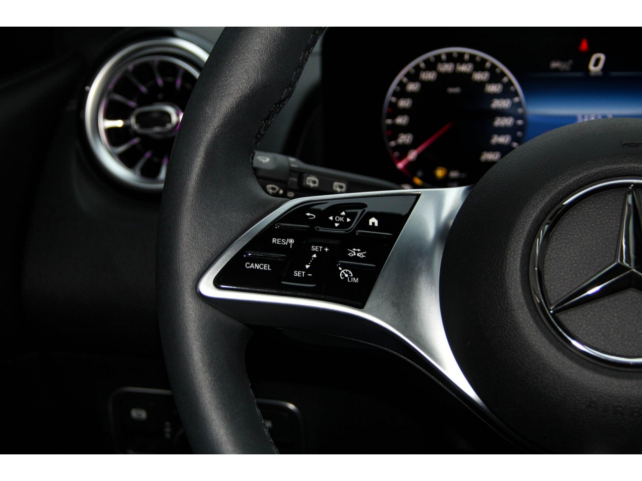 Mercedes-Benz GLB 2024