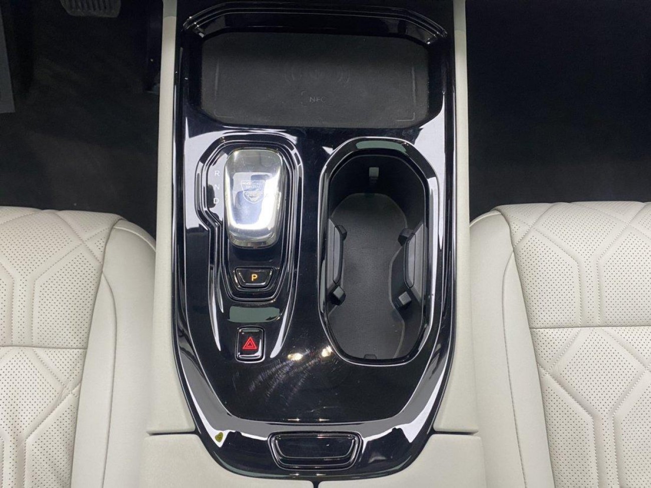 Volvo EM90 2024