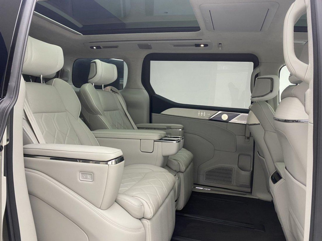 Volvo EM90 2024